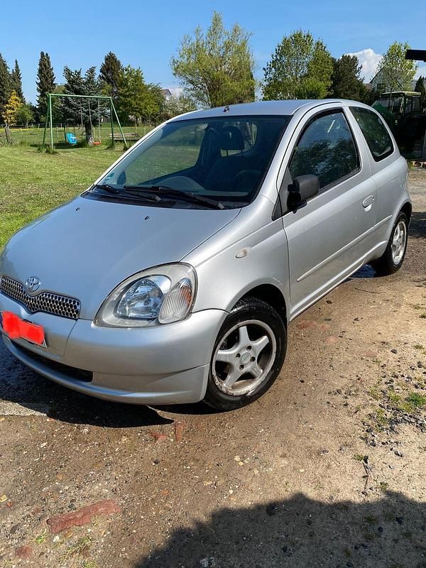Silber Gebraucht 1999 Toyota Yaris Kleinwagen | 1.489 € (Etwas zu teuer) - Bild 1/4