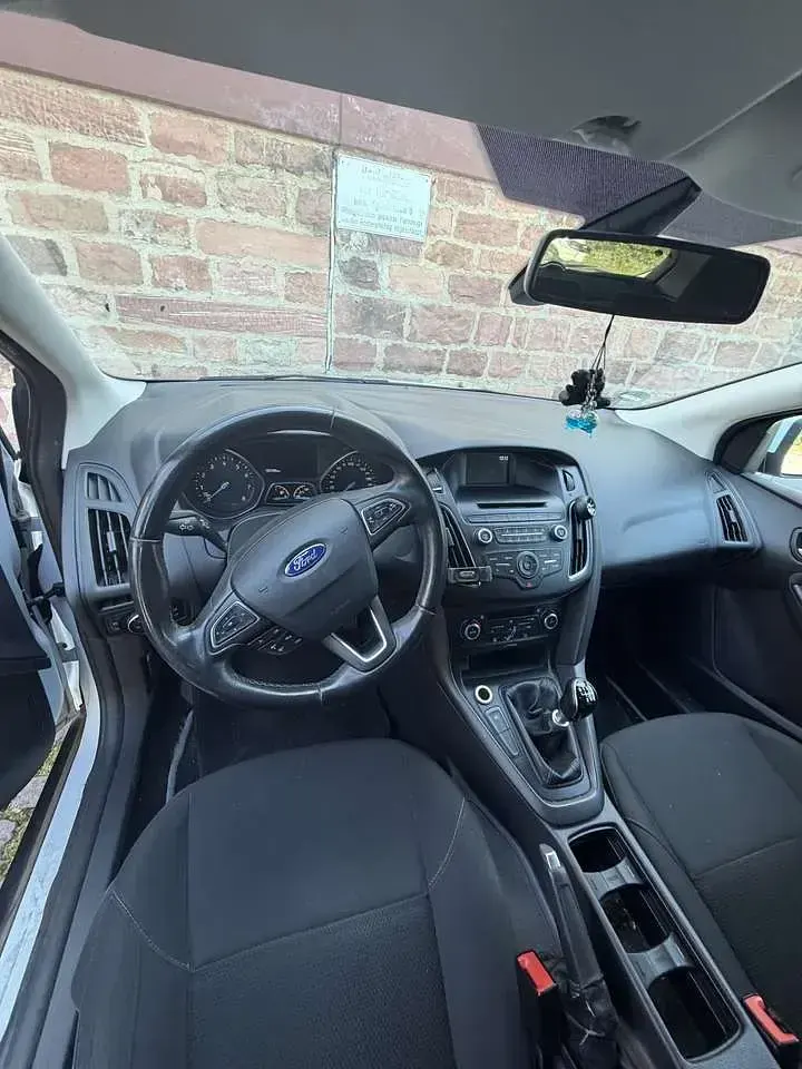 Gebraucht Ford Focus Trend 125 PS (91 kW) 2015 Weiß Kleinwagen