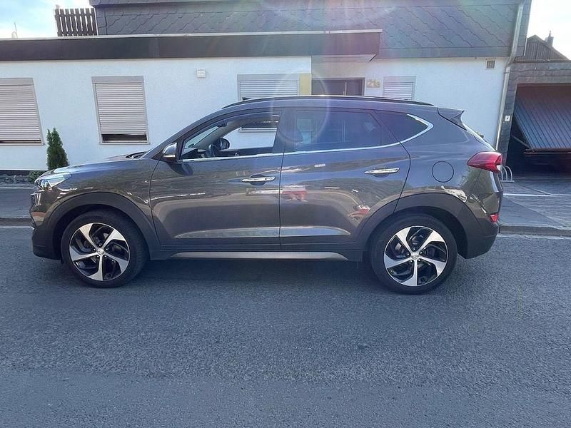 Grau Gebraucht 2016 Hyundai Tucson Premium SUV | 16.900 € (Fairer Preis) - Bild 1/4