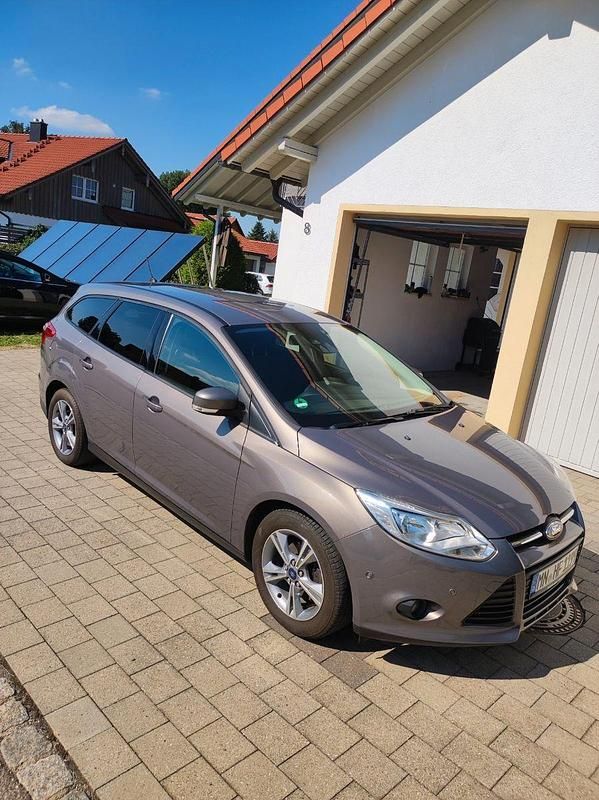 Gebraucht Ford Focus SYNC Edition 125 PS (91 kW) 2013 Braun Kombi