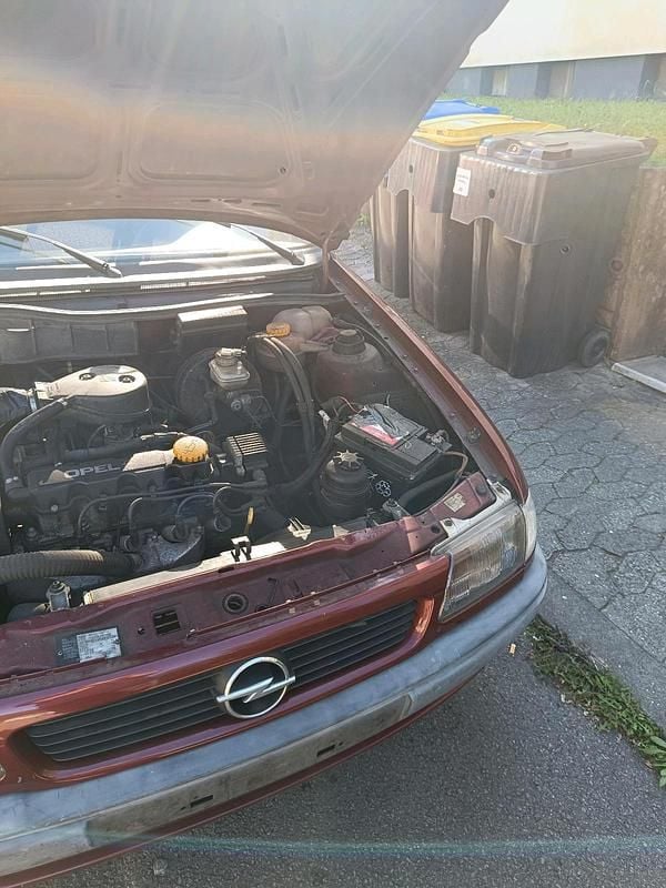 Rot Gebraucht 1996 Opel Astra Kleinwagen | 500 € - Bild 1/4