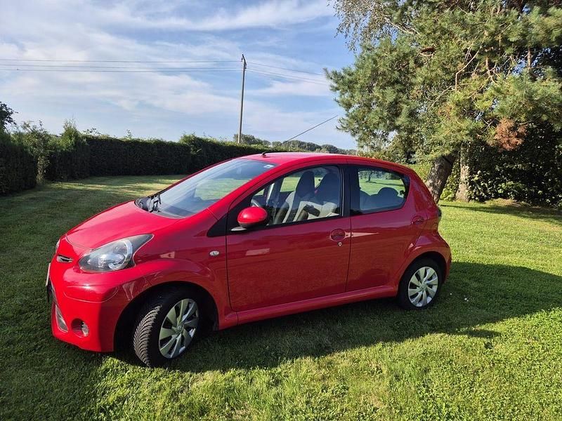 Rot Gebraucht 2013 Toyota Aygo Kleinwagen | 3.300 € (Guter Preis) - Bild 1/4