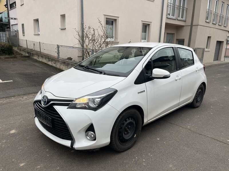 Weiß Gebraucht 2016 Toyota Yaris Hybrid Edition-S Kleinwagen | 11.999 € (Fairer Preis) - Bild 1/4