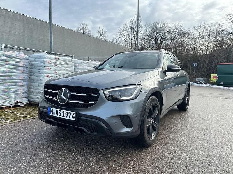 Grau Gebraucht 2020 Mercedes GLC300 SUV | 29.500 € (Fairer Preis) - Bild 1/4