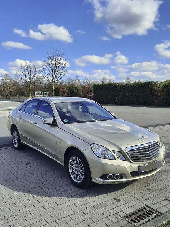 Gebraucht Mercedes E200 Elegance 184 PS (135 kW) 2010 Andere farben Limousine