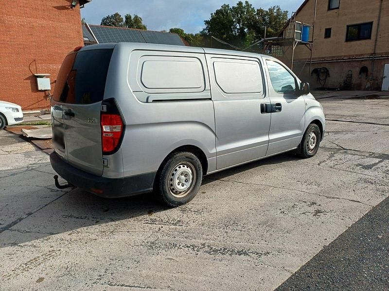 Gebraucht Hyundai H-1 136 PS (100 kW) 2017 Grau Van / Kleinbus