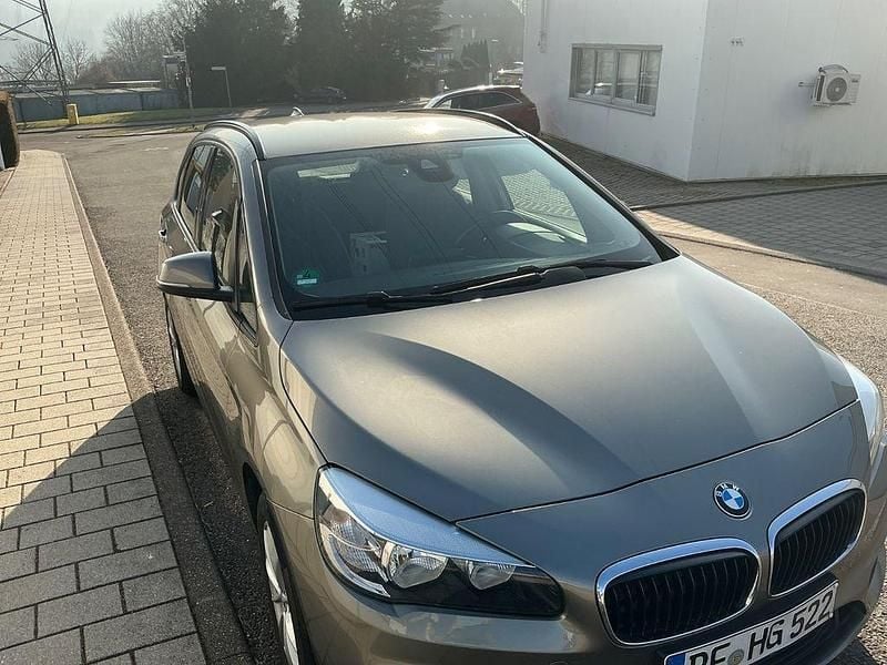 Beige Gebraucht 2015 BMW 218 Active Tourer Van / Kleinbus | 12.350 € (Guter Preis) - Bild 1/4