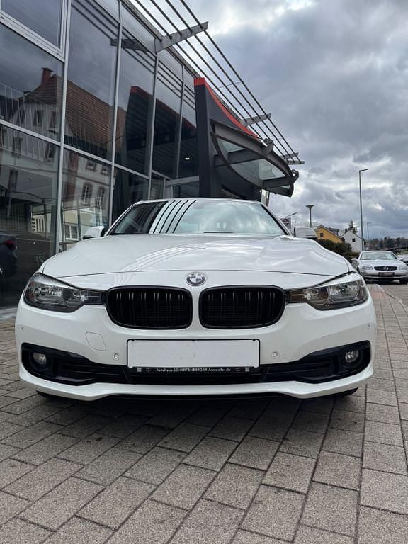 Gebraucht BMW 318 Advantage 136 PS (100 kW) 2017 Weiß Limousine