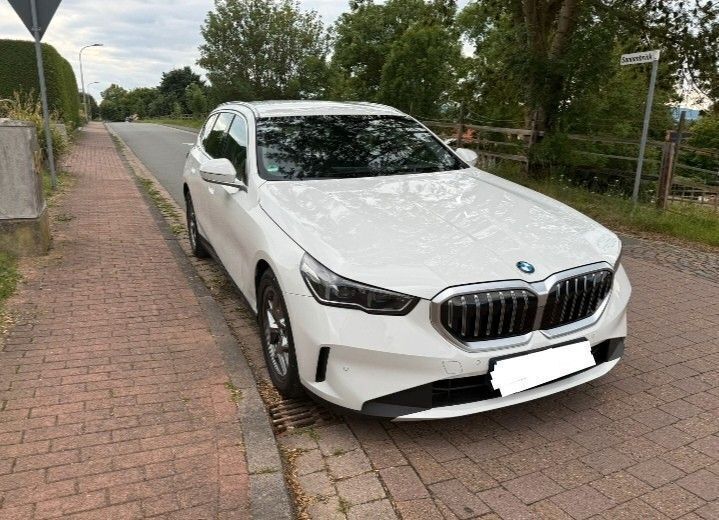 Weiß Gebraucht 2024 BMW 520 Kombi | 37.500 € (Superpreis) - Bild 1/4