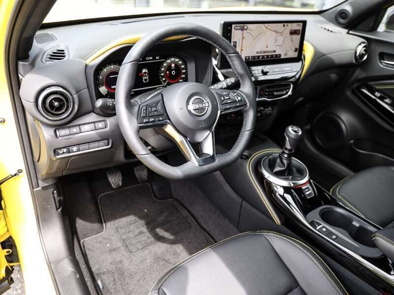 Gebraucht Nissan Juke 114 PS (83 kW) 2024 M) / kf black (gelb SUV