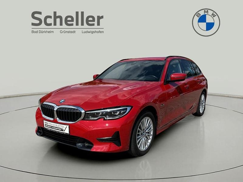 Rot Gebraucht 2022 BMW 330e Sport Line Limousine | 28.900 € (Guter Preis) - Bild 1/4