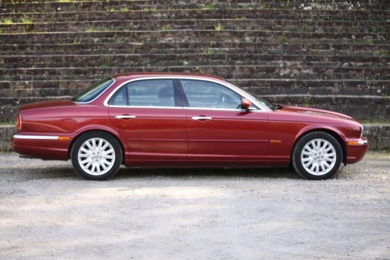 Używany Jaguar XJ8 298 KM (219 kW) 2003 Czerwony Sedan/Limuzyna