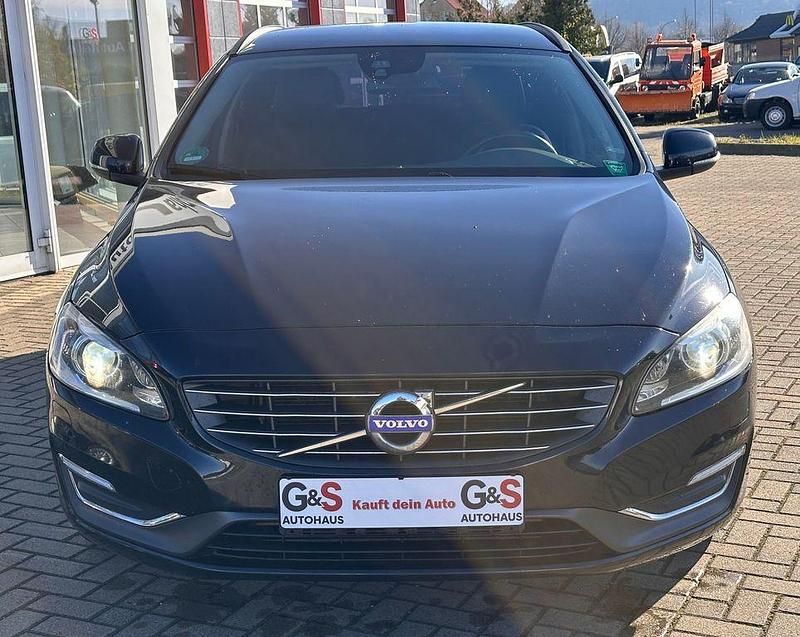Gebraucht Volvo V60 Momentum 181 PS (133 kW) 2015 Schwarz Kombi