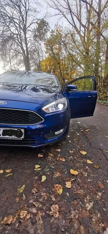Blau Gebraucht 2017 Ford Focus Cool & Connect Kombi | 9.000 € (Fairer Preis) - Bild 1/4