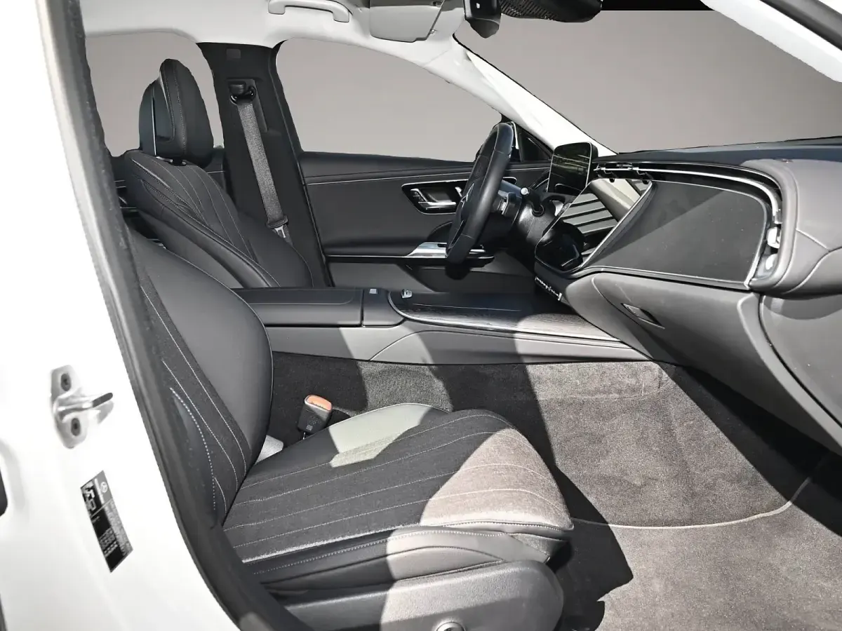 Gebraucht Mercedes E300 204 PS (150 kW) 2025 Weiß Limousine