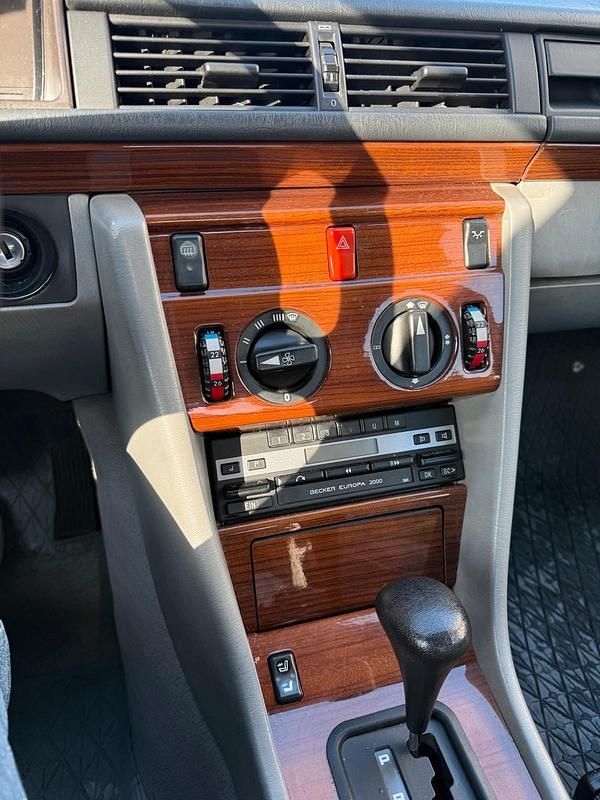 Gebraucht Mercedes E260 160 PS (117 kW) 1990 Silber Limousine