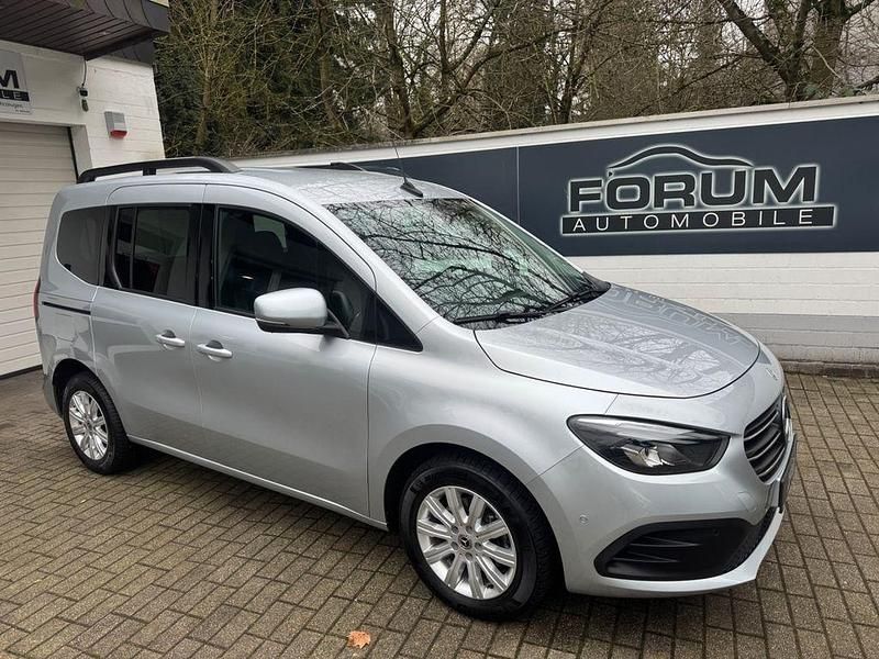 Gebraucht Mercedes T180 131 PS (96 kW) 2023 Silber Van / Kleinbus