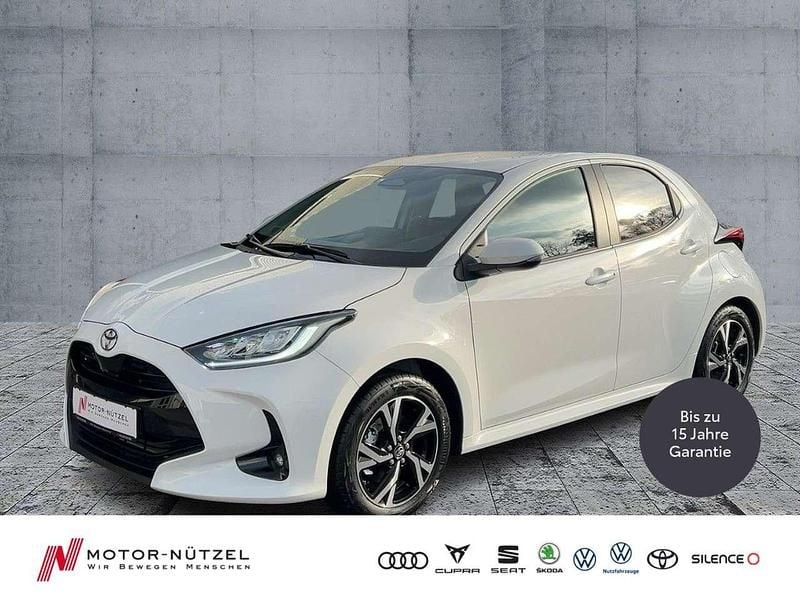 Super white 2 Neu 2025 Toyota Yaris Hybrid Kleinwagen | 22.430 € (Superpreis) - Bild 1/4