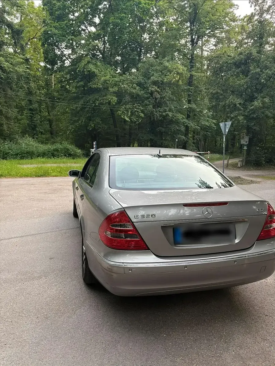 Używany Mercedes E320 204 KM (150 kW) 2005 Złoty Sedan/Limuzyna