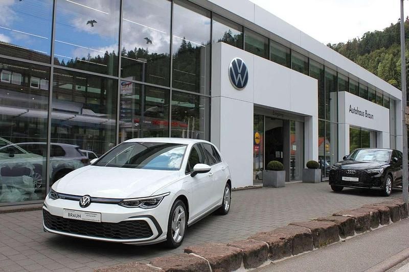 Pure white Gebraucht 2022 VW Golf VIII GTE Limousine | 23.490 € (Fairer Preis) - Bild 1/4
