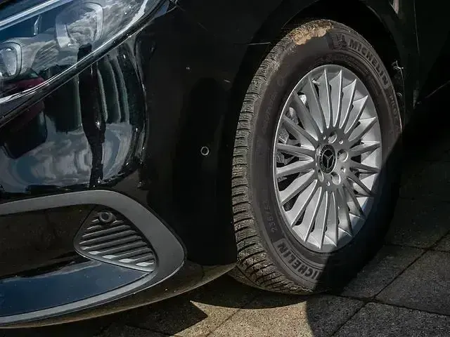 Gebraucht Mercedes V220 Style 163 PS (119 kW) 2025 Schwarz Van / Kleinbus