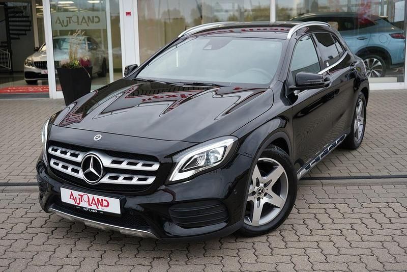 Schwarz Gebraucht 2019 Mercedes GLA180 AMG line SUV | 23.950 € (Etwas zu teuer) - Bild 1/4