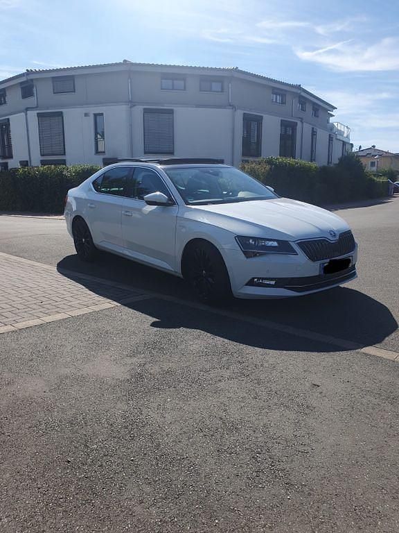 Weiß Gebraucht 2018 Skoda Superb LAURIN & KLEMENT Limousine | 15.800 € (Guter Preis) - Bild 1/4