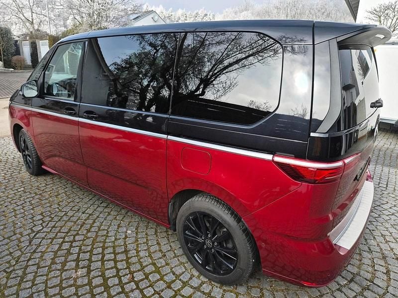 Gebraucht VW Multivan Style 150 PS (110 kW) 2023 Rot Van