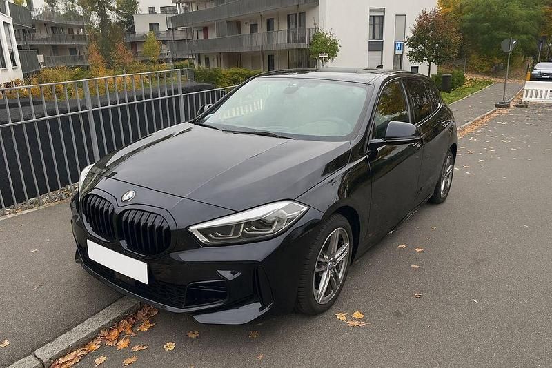 Schwarz Gebraucht 2020 BMW 118 M Sport Kleinwagen | 18.980 € (Fairer Preis) - Bild 1/4