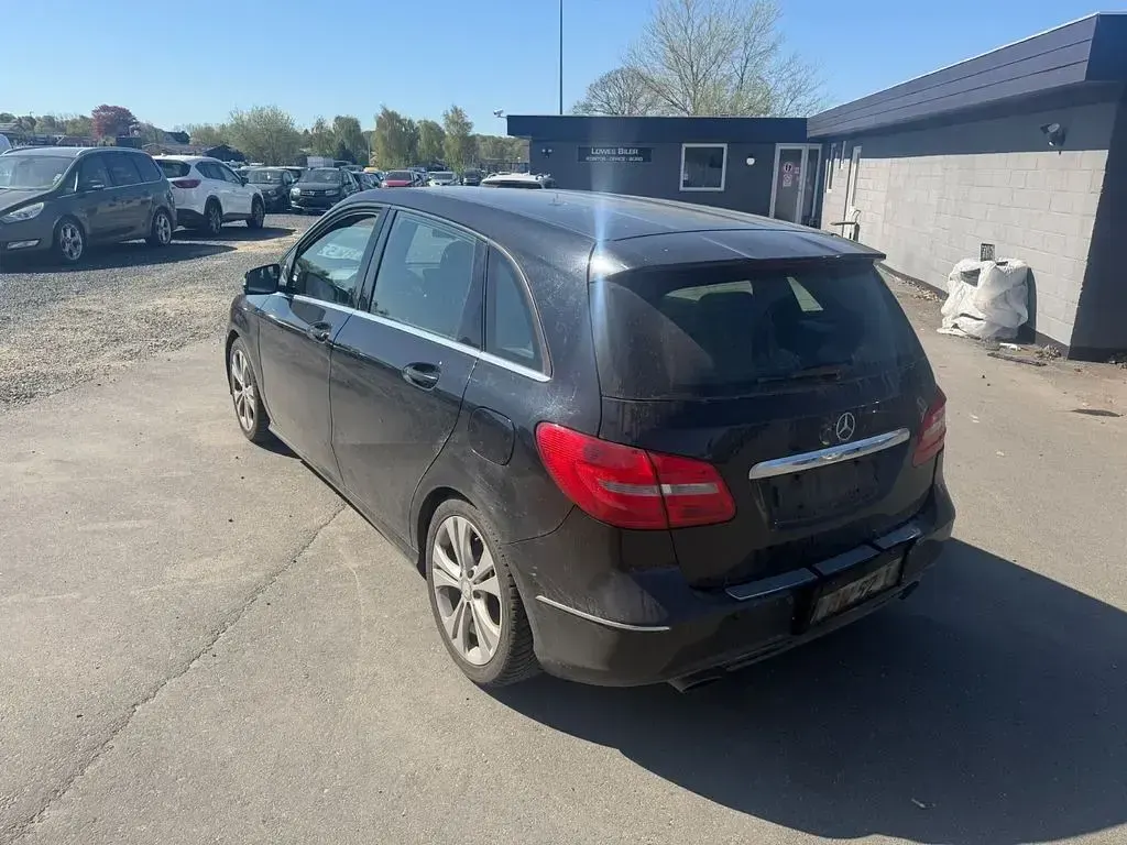 Gebraucht Mercedes B180 109 PS (80 kW) 2013 Schwarz Kleinwagen