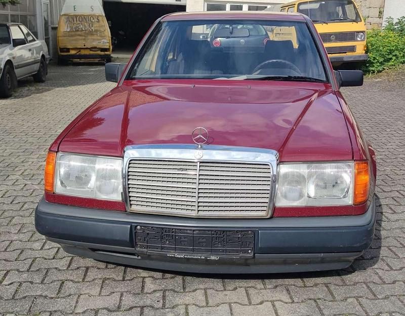 Gebraucht Mercedes E230 132 PS (97 kW) 1988 Rot Limousine