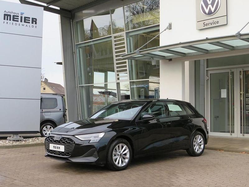 Neu Audi A3 Ambiente 150 PS (110 kW) 2025 Mythosschwarz metallic Limousine