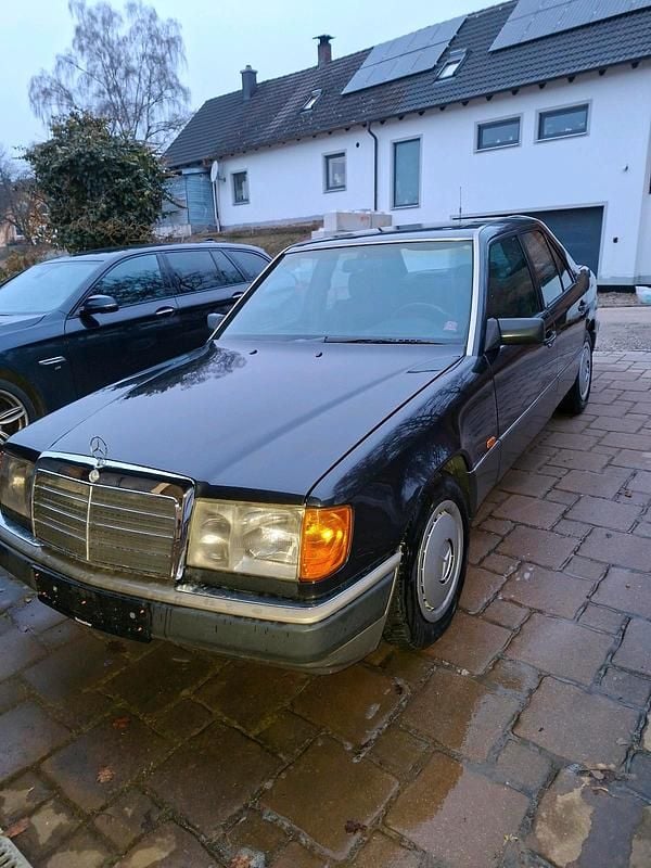 Gebraucht Mercedes E250 126 PS (92 kW) 1992 Schwarz Limousine