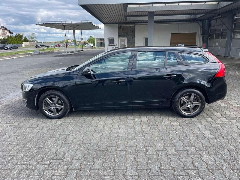 Używany Volvo V60 150 KM (110 kW) 2016 Czarny Kombi