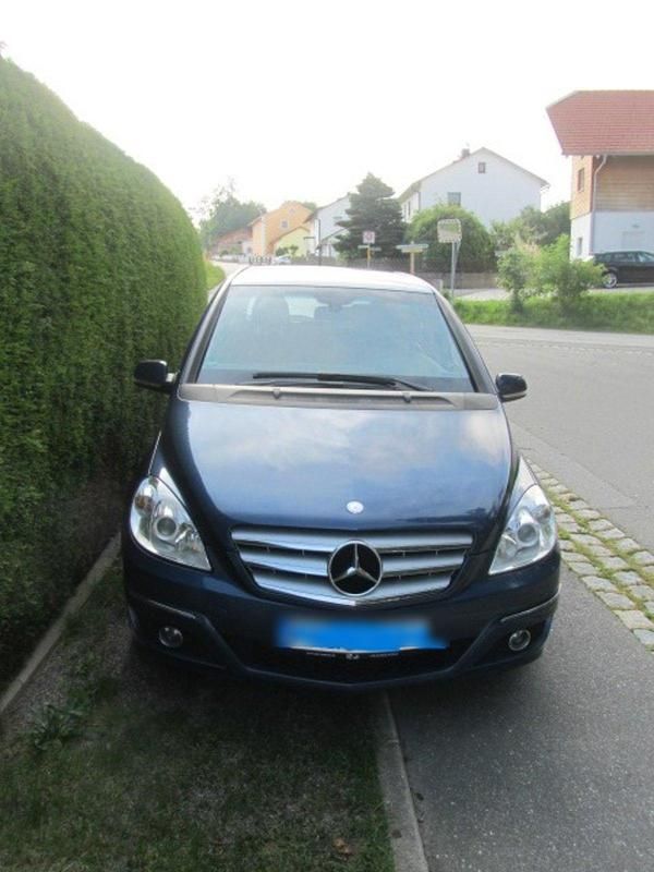 Blau Gebraucht 2010 Mercedes B200 Van / Kleinbus | 1.800 € (Fairer Preis) - Bild 1/4