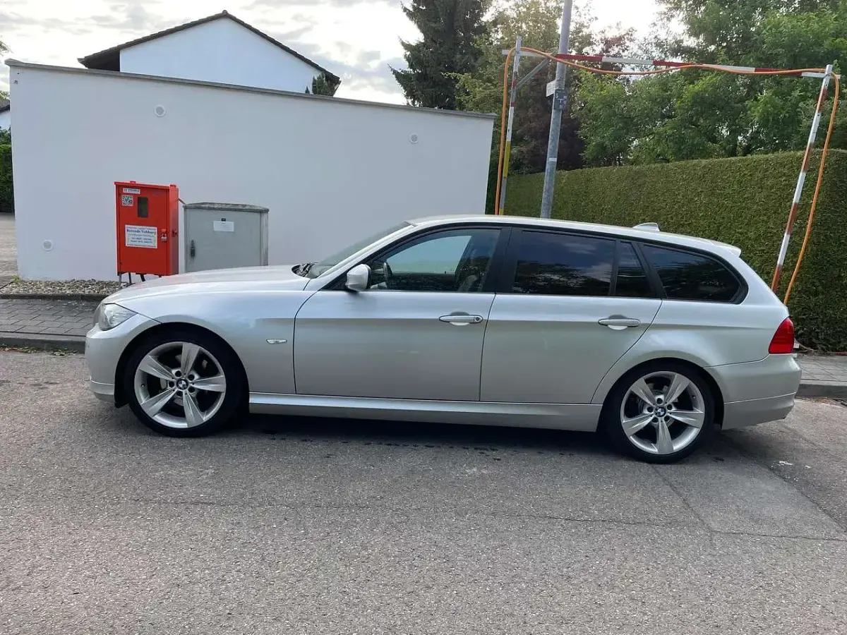 Gebraucht BMW 320 184 PS (135 kW) 2011 Silber Kombi