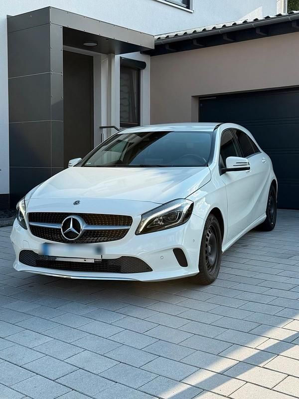 Weiß Gebraucht 2017 Mercedes A180 Kleinwagen | 19.500 € (Etwas zu teuer) - Bild 1/4