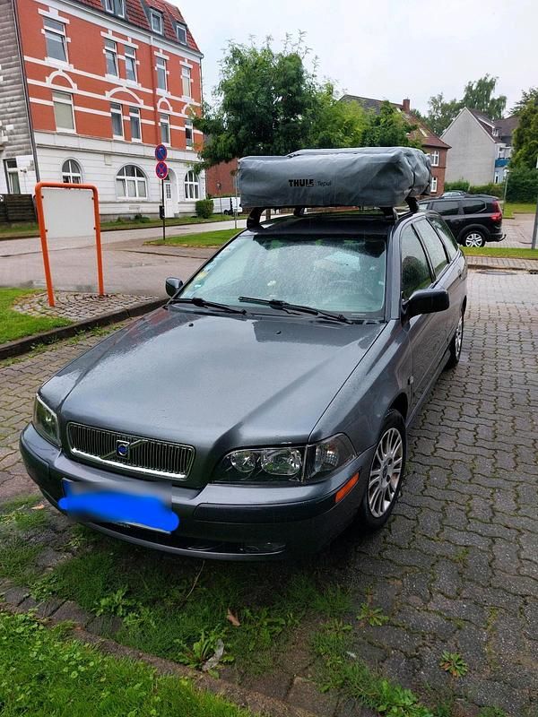 Grau Gebraucht 2002 Volvo V40 Kombi | 1.900 € (Fairer Preis) - Bild 1/4