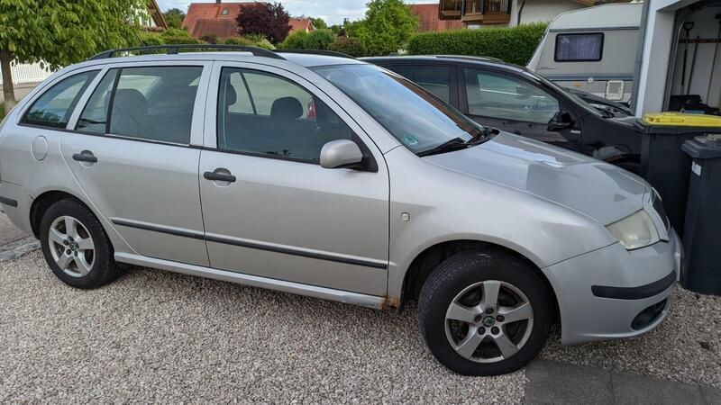 Grau Gebraucht 2005 Skoda Fabia Kombi | 650 € - Bild 1/4