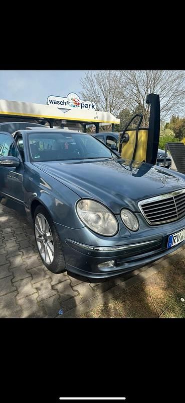 Blau Gebraucht 2002 Mercedes E220 Avantgarde Limousine | 3.900 € (Etwas zu teuer) - Bild 1/4