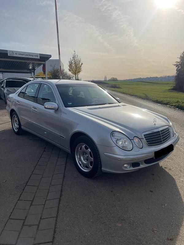 Silber Gebraucht 2003 Mercedes E240 Limousine | 7.799 € (Teuer) - Bild 1/4