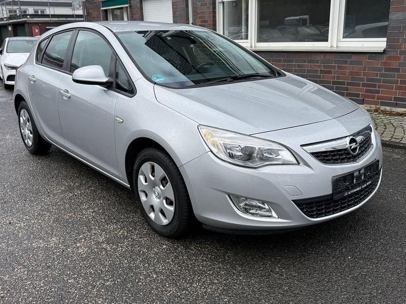 Gebraucht Opel Astra Design Edition 116 PS (85 kW) 2011 Silber Limousine