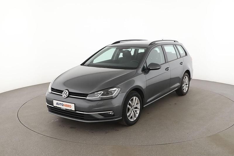 Grau Gebraucht 2019 VW Golf VII Comfortline Kombi | 15.780 € (Fairer Preis) - Bild 1/3