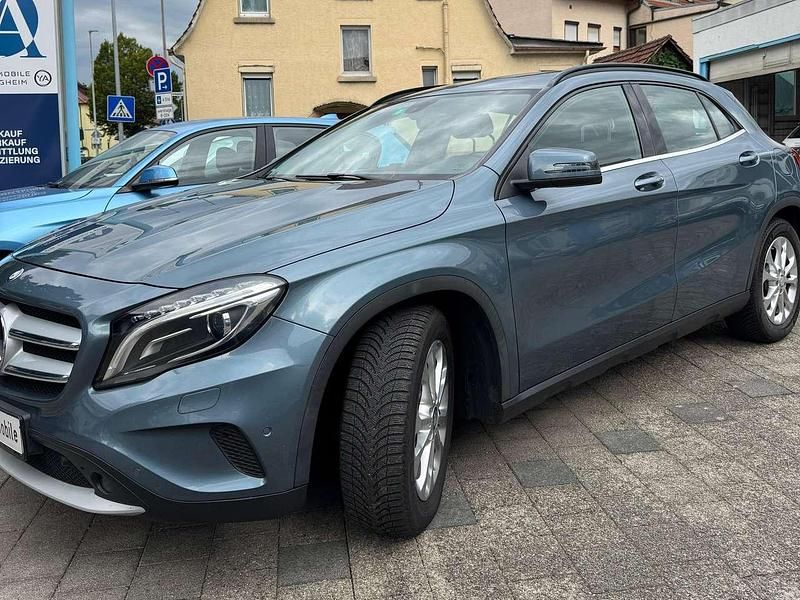 Universum blau Gebraucht 2014 Mercedes GLA250 SUV | 16.550 € (Fairer Preis) - Bild 1/4