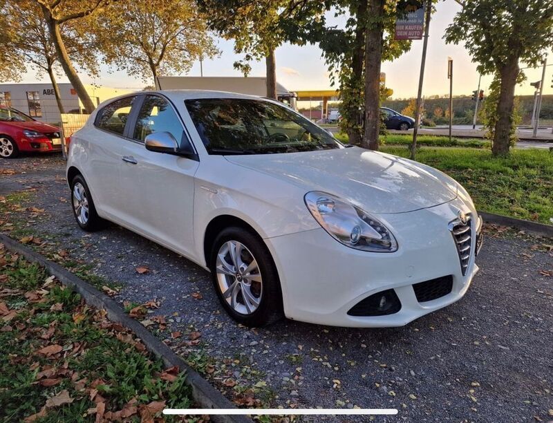 Weiß Gebraucht 2011 Alfa Romeo Giulietta Super Kleinwagen | 8.999 € (Teuer) - Bild 1/4