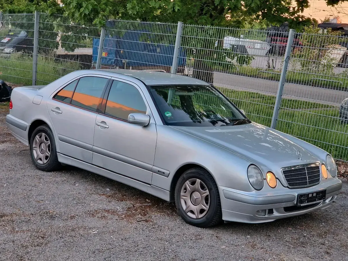 Używany Mercedes E220 143 KM (105 kW) 2001 Srebrny Sedan/Limuzyna