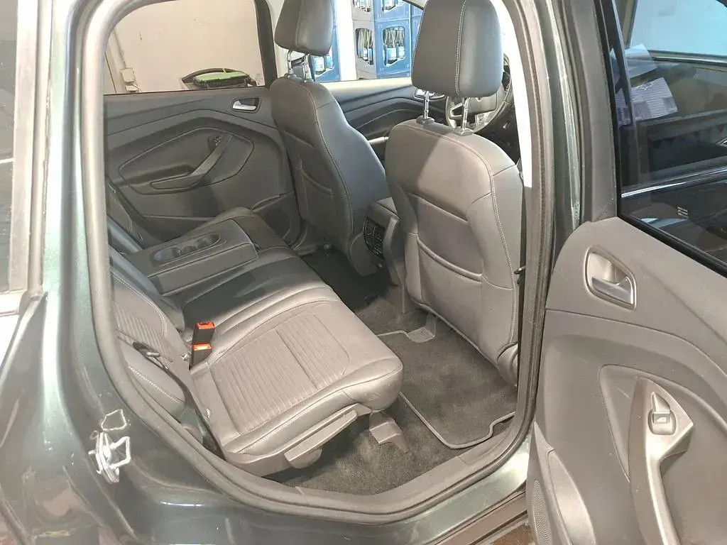 Usado Ford Kuga Titanium 182 HP (133 kW) 2017 Verde SUV