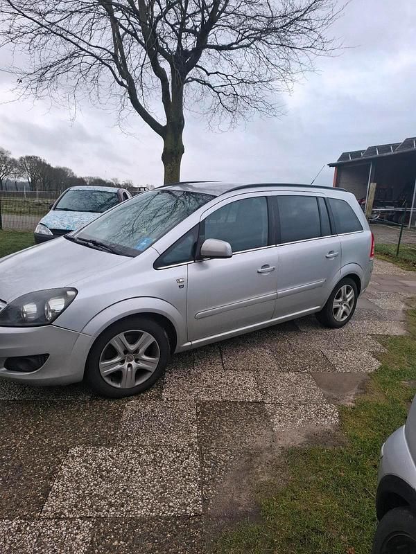 Gebraucht Opel Zafira 110 PS (80 kW) 2010 Silber Van / Kleinbus
