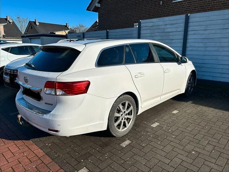 Weiß Gebraucht 2012 Toyota Avensis T2 Kombi | 4.300 € (Fairer Preis) - Bild 1/4