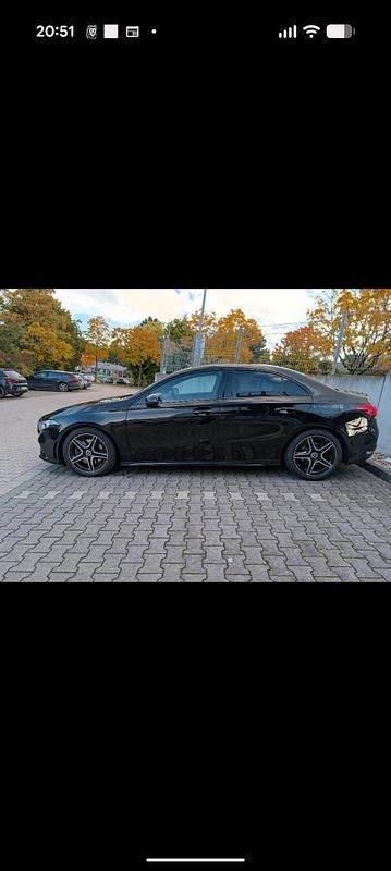 Schwarz Gebraucht 2020 Mercedes 190 Limousine | 27.500 € - Bild 1/4